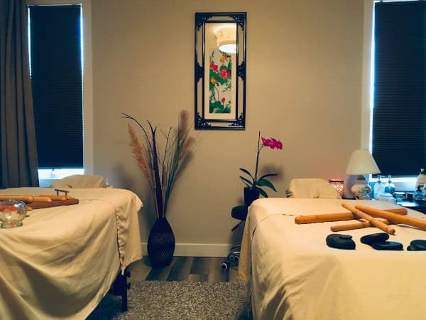 Therapist applying deep tissue pressure